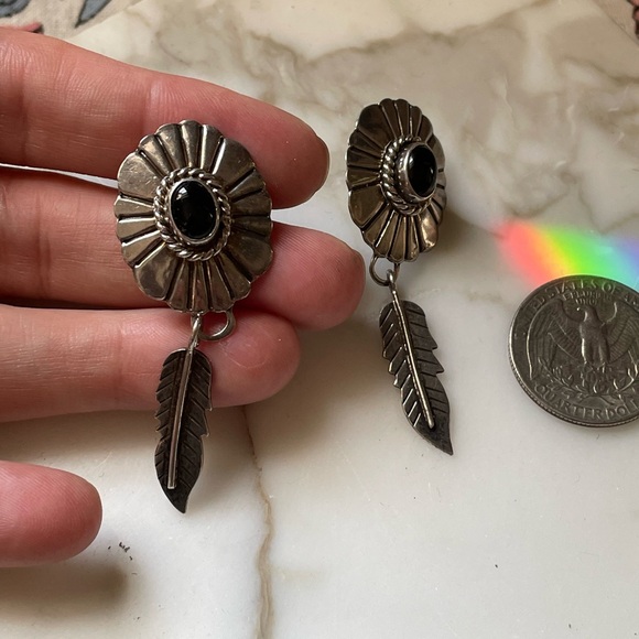Sterling silver native dangly feather onyx earrings - Picture 3 of 4